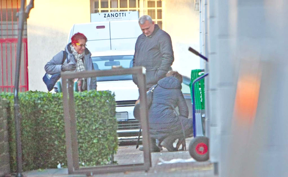 Fotoreporterii Click! au surprins-o pe afaceristă în timp ce îi oferea atenţie patrupedului