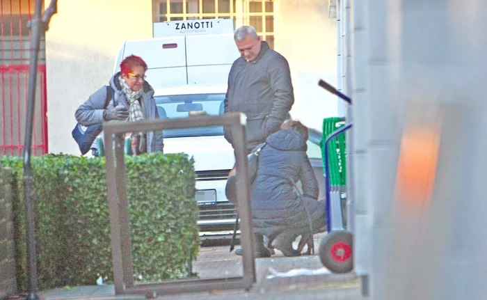 Fotoreporterii Click! au surprins-o pe afaceristă în timp ce îi oferea atenţie patrupedului