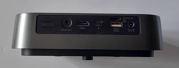 Proiector ViewSonic M2e porturi. FOTO Adrian Pogîngeanu