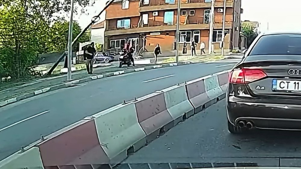 Clipe de panică în Năvodari: un stâlp s-a prăbușit peste un bărbat. Momentul impactului, surprins în imagini