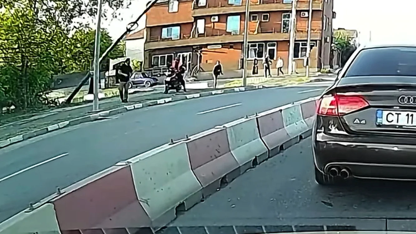 Momentul în care un stâlp pică pe un bărbat