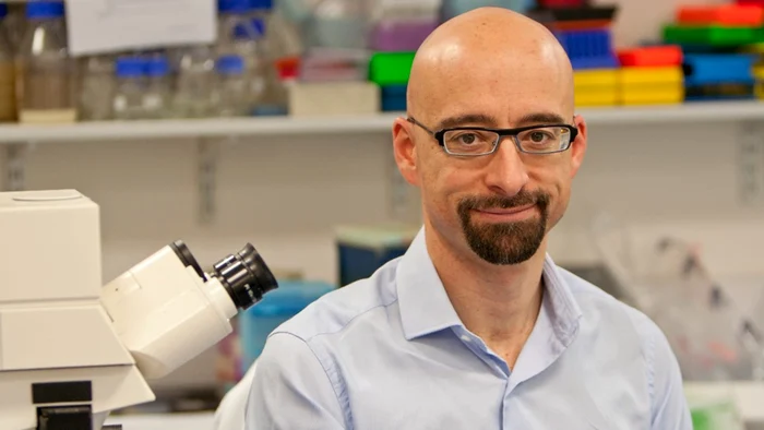 Cercetătorul spaniol în Medicină Moleculară Salvador Macip în laboratorul său Foto uoc edu