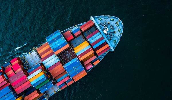 vapor nava cargo containere transport maritim shutterstock jpg