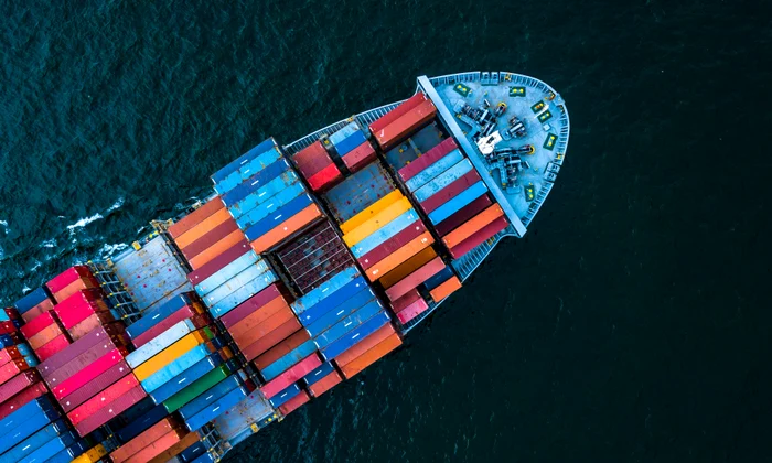 vapor nava cargo containere transport maritim shutterstock jpg