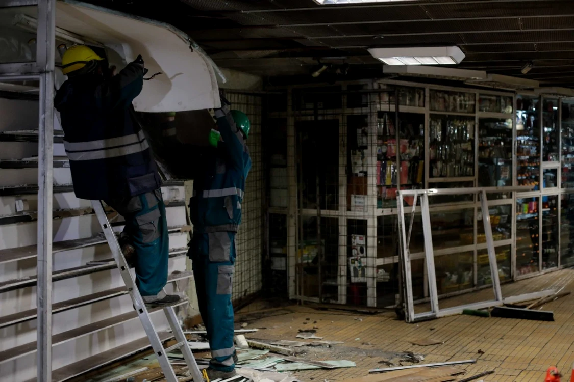 Primele chioşcuri au fost demolate în staţia Stefan cel Mare. FOTO Inquam Photos / George Calin