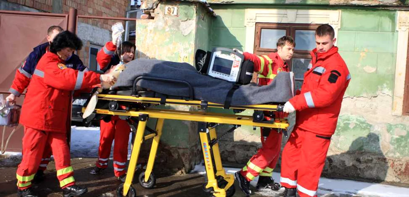 Bărbatul a fost ventilat mecanic până la spital, Foto: Bogdan Crăciun