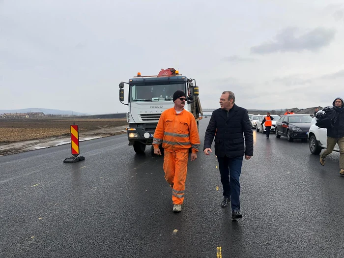 
    Ministrul Transporturilor, Lucian Șova, a ajuns în această dimineață pe șantierul Autostrăzii Câmpia Turzii-Târgu MureșFotografii: Ministerul Transporturilor  