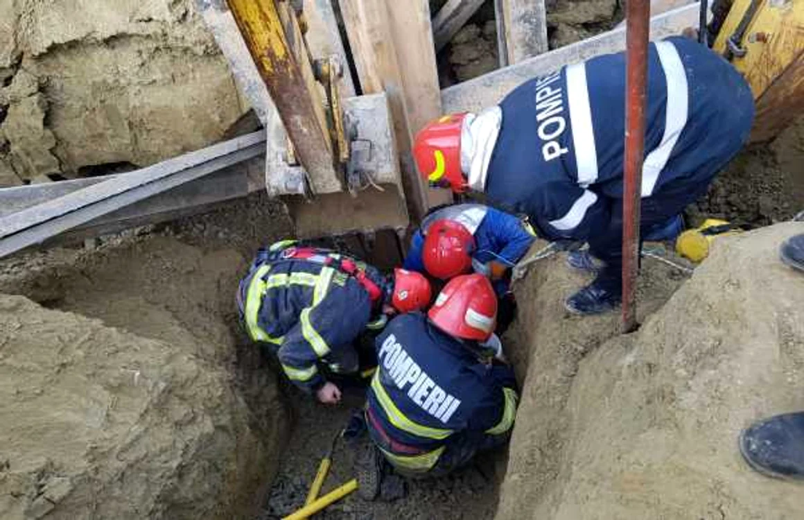 Muncitori la canalizare surprinşi sub un mal de pământ Foto Adevărul