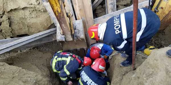 Muncitori la canalizare surprinşi sub un mal de pământ Foto Adevărul