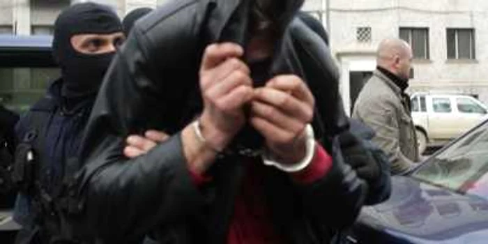 Violatorul a fost adus în cătuşe la Tribunal