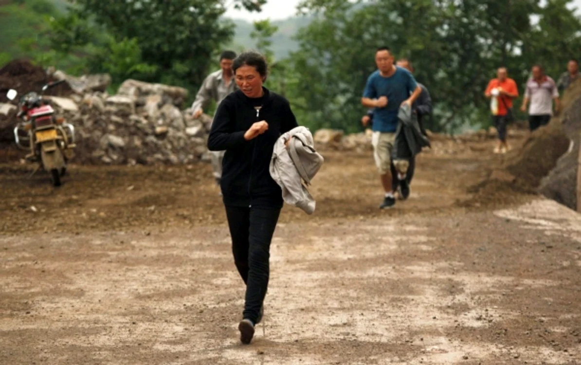 
    Oamenii au alergat disperaţi să-şi salveze viaţa în urma cutremuruluiFoto: Reuters  