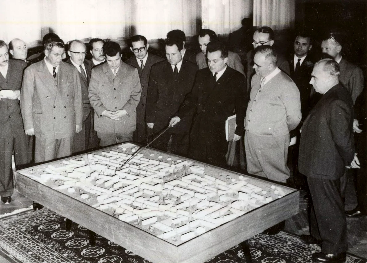 Gheorghe Gheorghiu-Dej, Nicolae Ceaușescu și alți conducători de partid și de stat în timpul unei vizite de lucru la Pitești (© „Fototeca online a comunismului românesc”, cota: 1/1961)