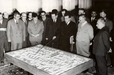 Gheorghe Gheorghiu-Dej, Nicolae Ceaușescu și alți conducători de partid și de stat în timpul unei vizite de lucru la Pitești (© „Fototeca online a comunismului românesc”, cota: 1/1961)