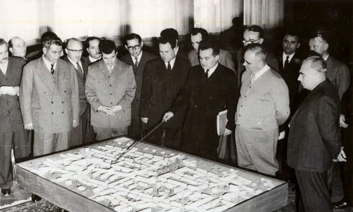 Gheorghe Gheorghiu-Dej, Nicolae Ceaușescu și alți conducători de partid și de stat în timpul unei vizite de lucru la Pitești (© „Fototeca online a comunismului românesc”, cota: 1/1961)