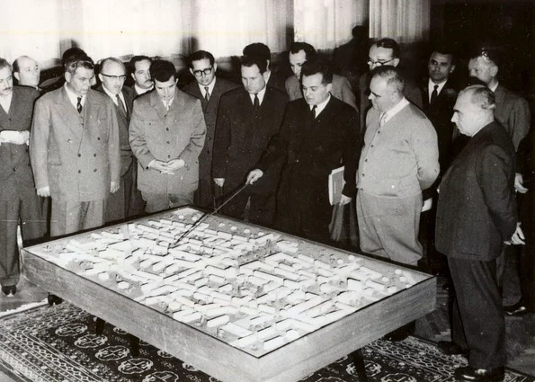 Gheorghe Gheorghiu-Dej, Nicolae Ceaușescu și alți conducători de partid și de stat în timpul unei vizite de lucru la Pitești (© „Fototeca online a comunismului românesc”, cota: 1/1961)