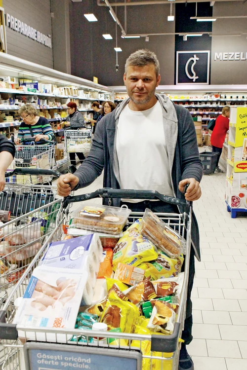 Marian Şain şi-a burduşit căruciorul cu produse