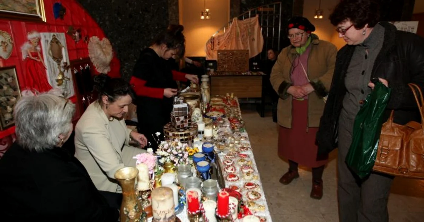 Producătorii de obiecte de artă din Braşov s-au reunit în holul Redutei