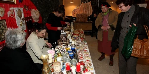 Producătorii de obiecte de artă din Braşov s-au reunit în holul Redutei