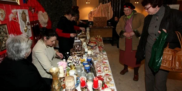 Producătorii de obiecte de artă din Braşov s-au reunit în holul Redutei