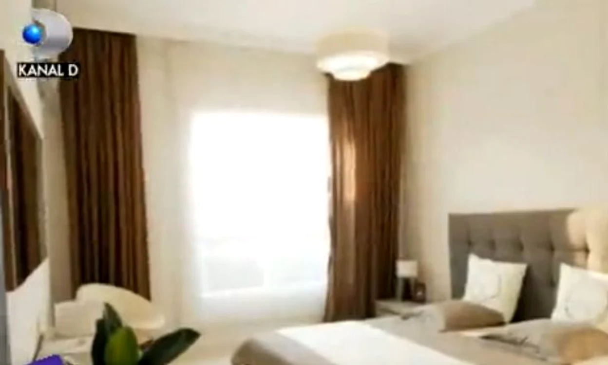 Dormitorul vedetei păstrează aceeași linie a livingului