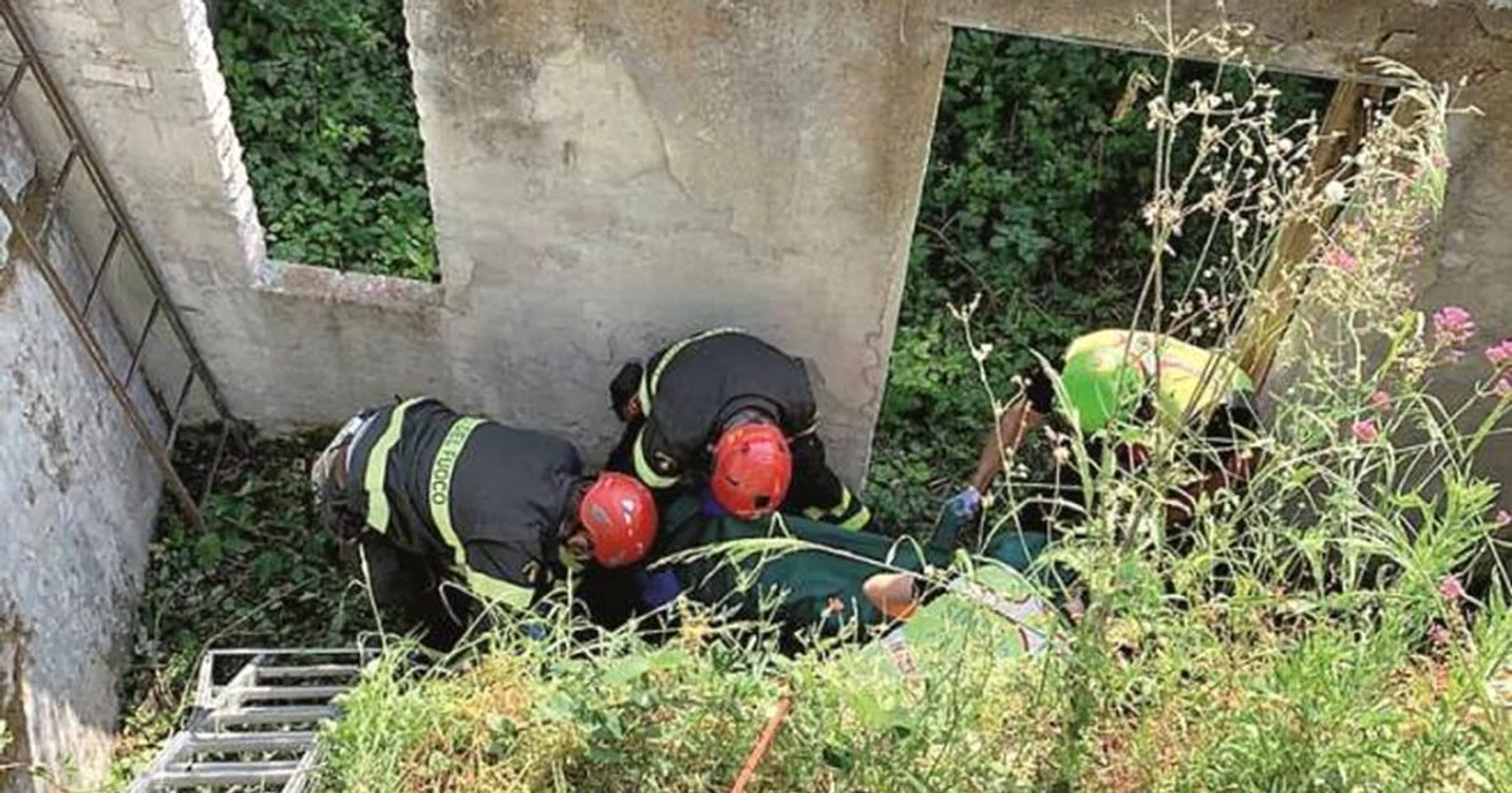 Bărbatul a căzut în gol 5 metri şi s-a lovit de zidul unei clădiri vechi FOTO: La Nazione