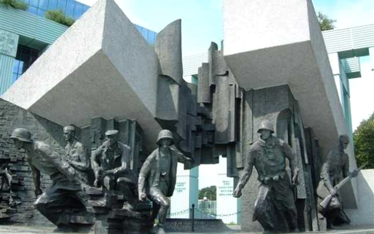 Monumentul comemorări răscoalei din Varşovia din 1944