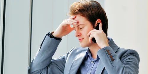 Specialiştii recomandă folosirea telefonului mobil cât mai rar cu putinţă