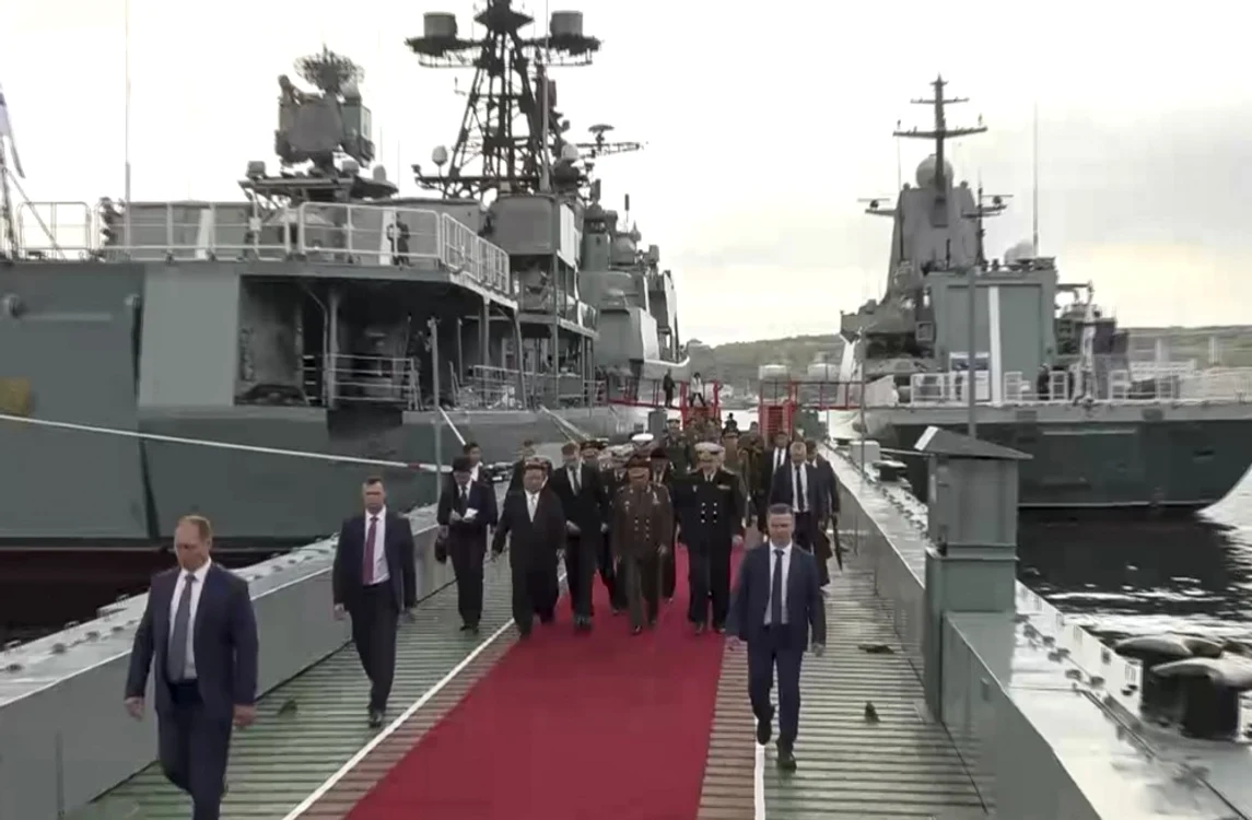 Kim Jong-un a vizitat flota rusă din portul Vladivostok FOTO EPA-EFE