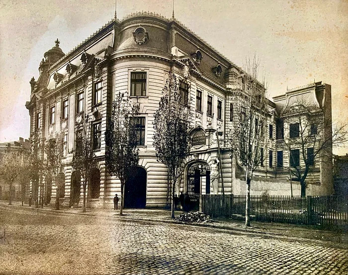 Palatul în forma lui inițială, când corpul cu turnuri și cupole / foto: Wikipedia