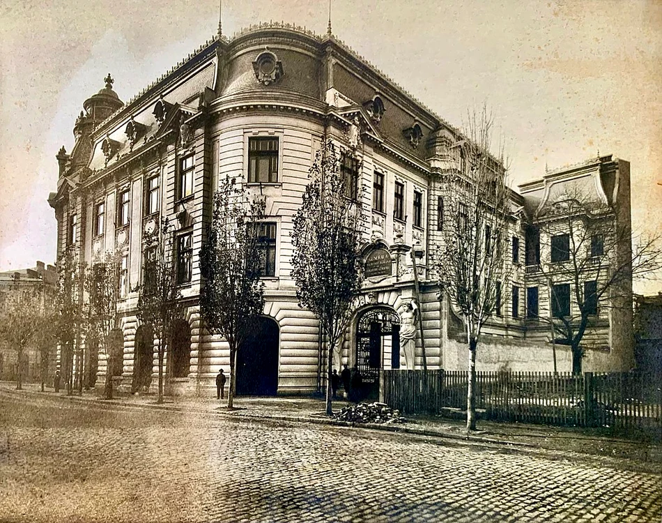 Palatul în forma lui inițială, când corpul cu turnuri și cupole / foto: Wikipedia