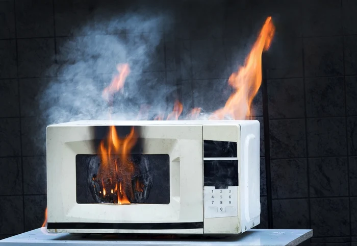 Cuptor microunde Foto shutterstock 2095495495 jpg