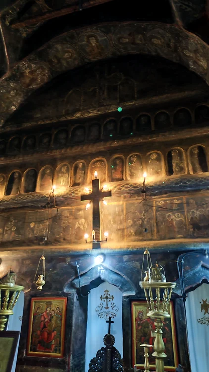 O particularitate a bisericii este catapeteasma realizată din zid, și nu din lemn