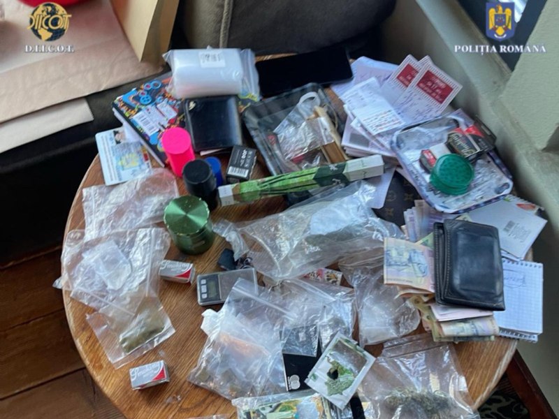 DIICOT a reținut 14 persoane acuzate de trafic de droguri. Polițiștii au găsit arme cu aer comprimat în urma perchezițiilor