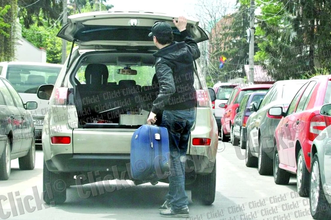 Cântăreţul îşi ia singur  valiza din portbagaj