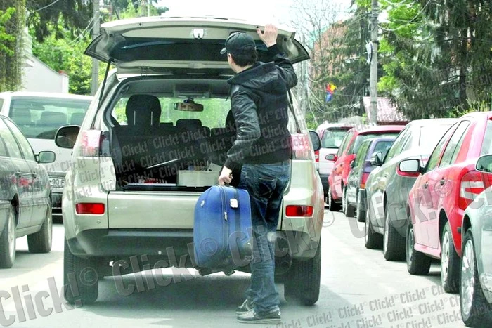 Cântăreţul îşi ia singur valiza din portbagaj