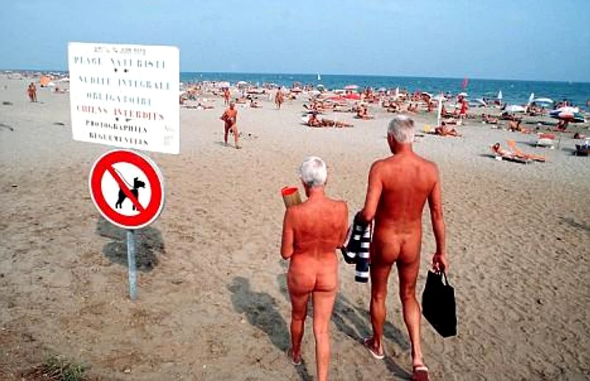 Nudiști în Cap d`Agde