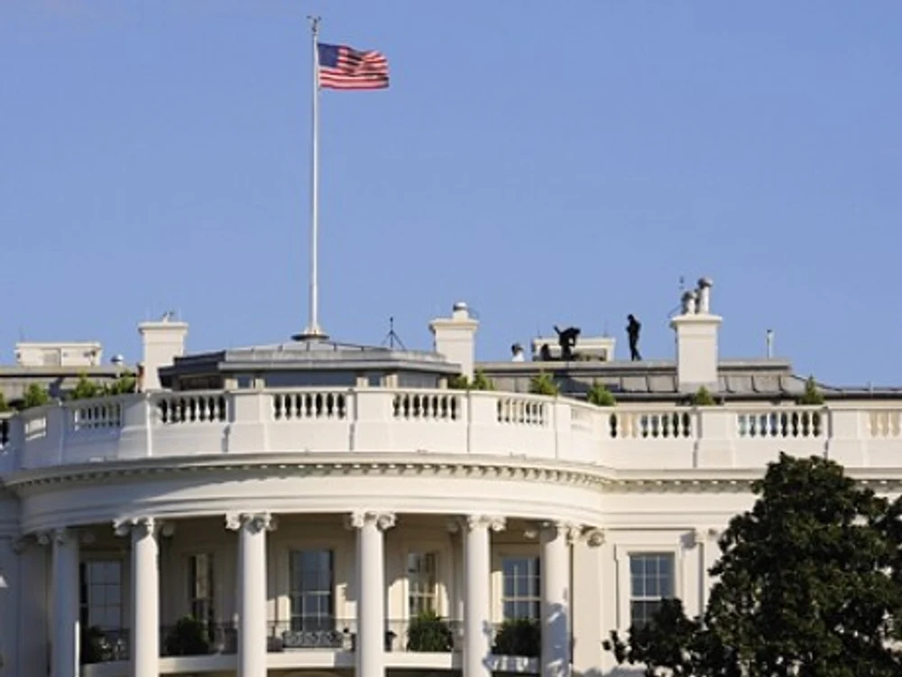 O geantă misterioasă aruncată de la fereastra Casei Albe stârnește teorii nebunești