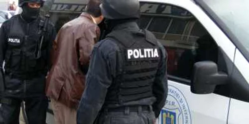 Bărbatul a fost reţinut de poliţişti