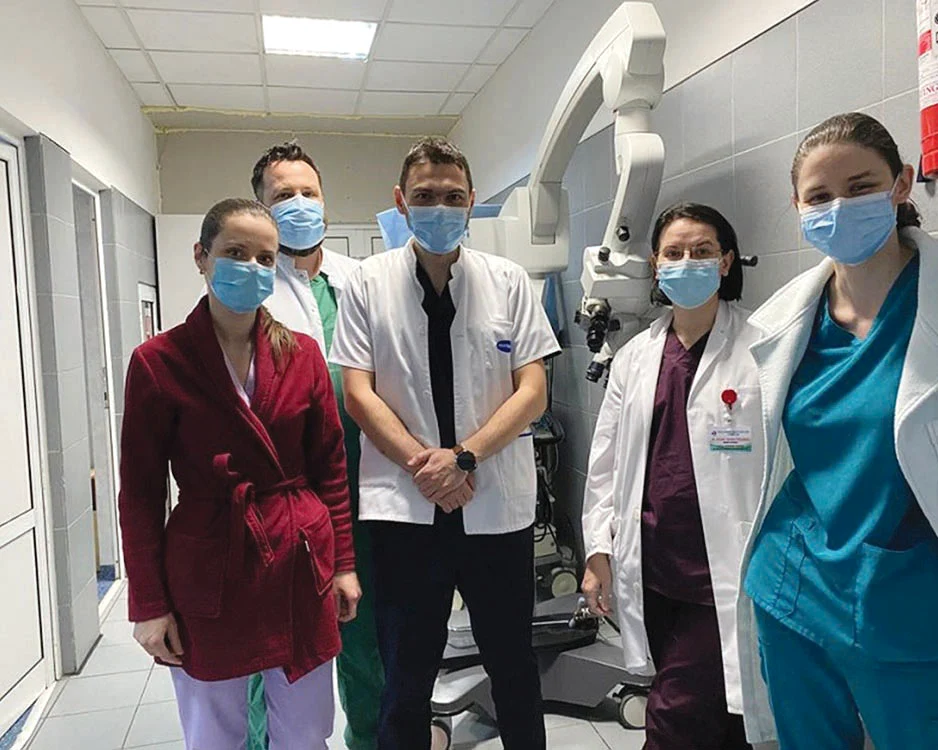 O parte din echipa medicală