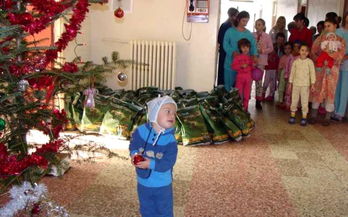 Unii copii au cântat colinde lângă bradul împodobit 