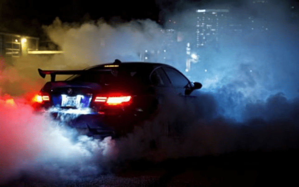Șoferi rămași fără permise pentru drifturi pe zăpadă. Poliția Rutieră a lăsat pietoni 16 teribiliști la Bacău VIDEO