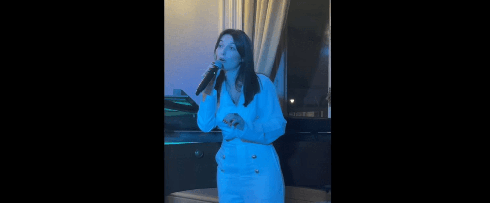 Șefa ICR Londra s-a dat în spectacol la un eveniment dedicat românilor din diaspora. „Nimeni nu știa că va cânta” VIDEO