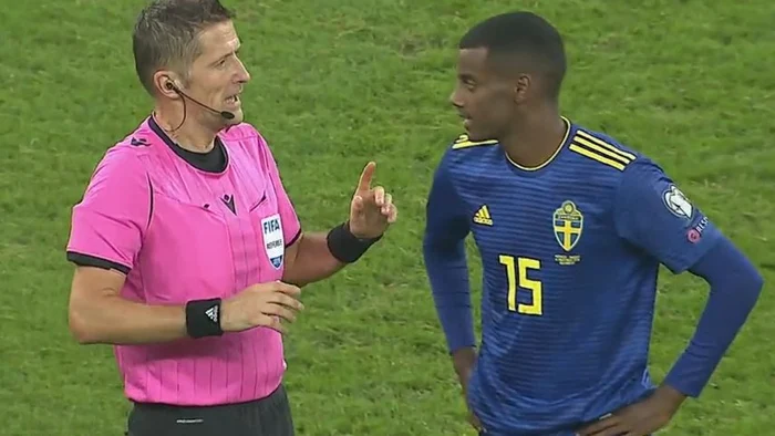 
    Alexander Isak s-a plâns de scandări rasiste la meciul România - Suedia  