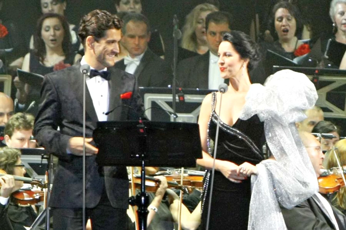 Sâmbătă  ora 15.00: Angela Gheorghiu şi  iubitul ei cu 14 ani mai  tânăr au părăsit împreună  apartamentul sopranei (FOTOGRAFII: BLITZ)