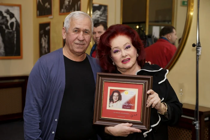 Stela Popescu, alături de George Mihăiţă, sâmbătă seară, la vernisarea expoziţiei dedicate artistei la Teatrul de Comedie                                   FOTO: Sebastian Oros