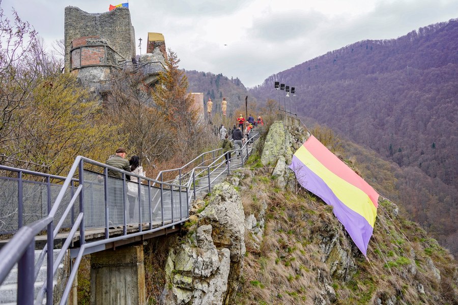 Cetatea Poenari s-a închis, după ce un urs a rupt gardul electric şi a pătruns în zona de acces a turiştilor