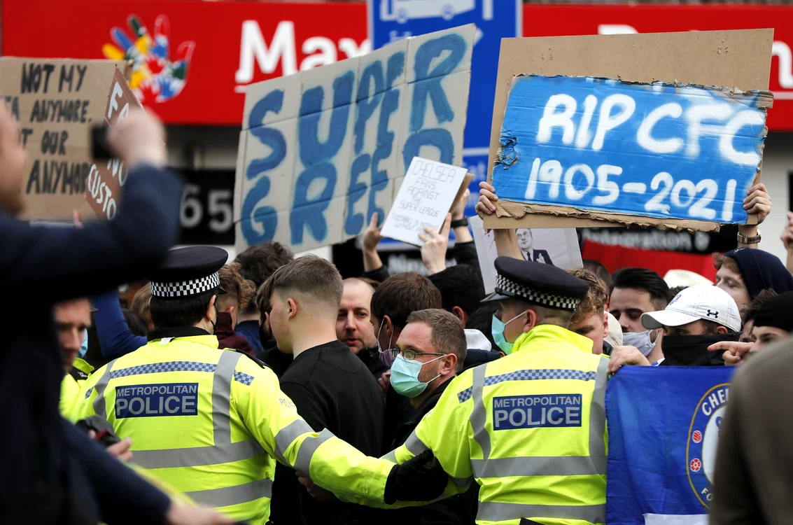 Fanii lui Chelsea Londra au demonstrat împotriva aderării la European Super LeagueFoto: EPA-EFE