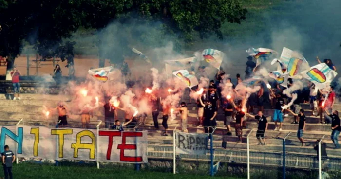 Un ultras al FC Hunedoara a fost amendat, iar alţi suporteri sunt achetaţi pentru ultraj. D.G.