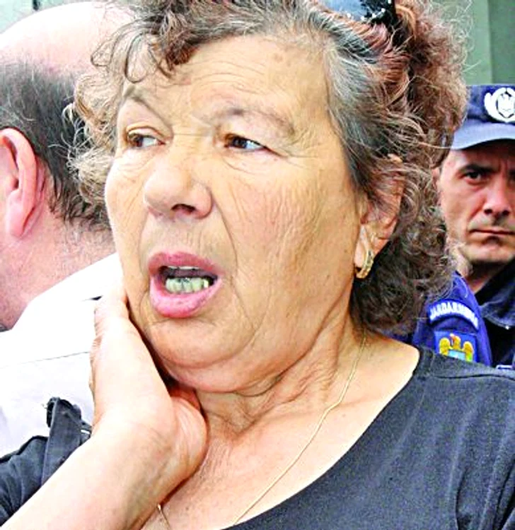 «Mi-au băgat jandarmii mâna în gât»