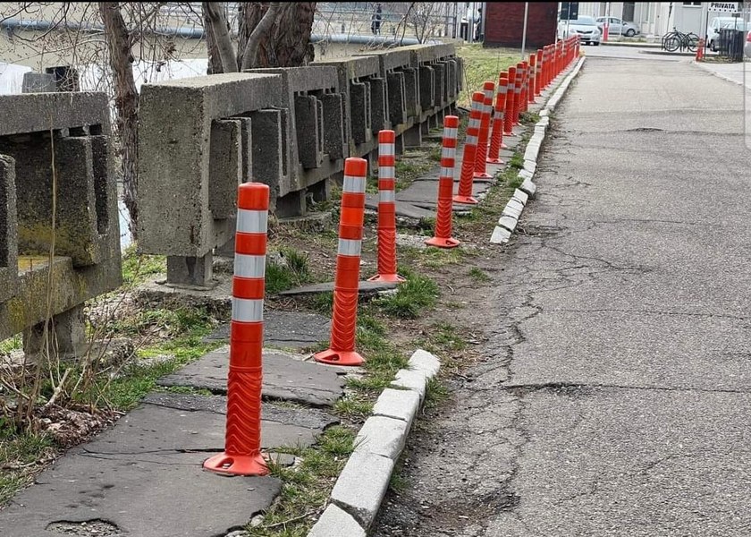 Meșterul „Dorel” a pus opritoare pe mijlocul unor trotuare distruse. Se întâmplă la Bacău, orașul „popicelor” FOTO